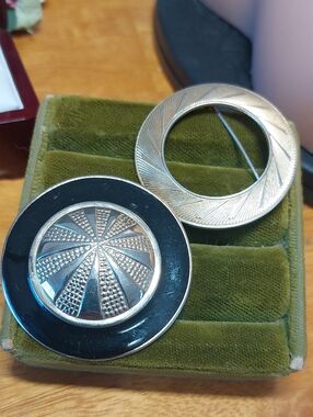 💜5/$25💜 Lot Of 2 Vintage Goldtone Round Classic Brooches Etched Black Enamel